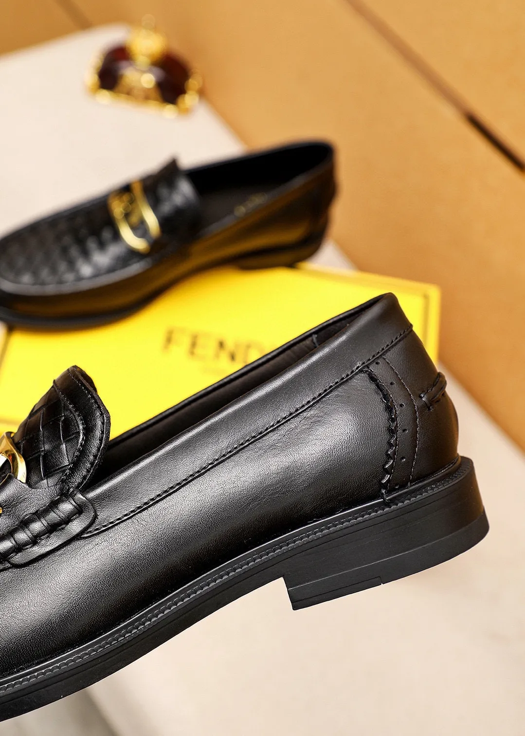 Men's shoes 💰460 💐 Product trademark: FENDI [Fendi] casual leather shoes Regular size: 38-44 (45🉑️customized) Product materials: Selected imported first-layer cowhide embossed upper + luxury hardware buckle, imported cowhide lining. Strong three-dimensional visual effect, rubber outsole Color: 1⃣️color optional